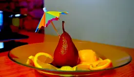 Süße in braunem Zucker pochierte Birnen mit einem Hauch von Orangenschale, ein duftendes und geschmackvolles Dessert.